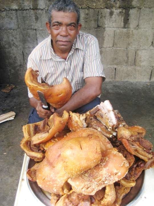 Chicharrones sabrosos, en la parada de Julián, en Cayetano Germosén